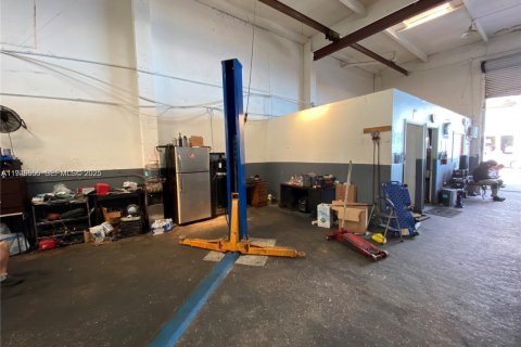 Commercial property in Hialeah, Florida № 1986498 - photo 2