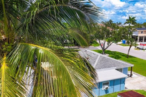 House in Saint Pete Beach, Florida 3 bedrooms, 103.86 sq.m. № 2349999 - photo 9