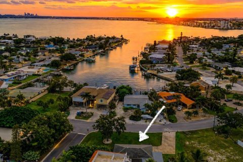 House in Saint Pete Beach, Florida 3 bedrooms, 103.86 sq.m. № 2349999 - photo 2