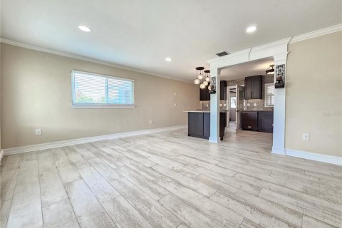 House in Saint Pete Beach, Florida 3 bedrooms, 103.86 sq.m. № 2349999 - photo 17