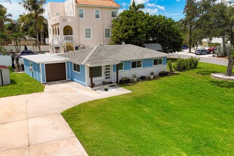 House in Saint Pete Beach, Florida 3 bedrooms, 103.86 sq.m. № 2349999 - photo 7