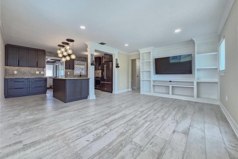 House in Saint Pete Beach, Florida 3 bedrooms, 103.86 sq.m. № 2349999 - photo 15