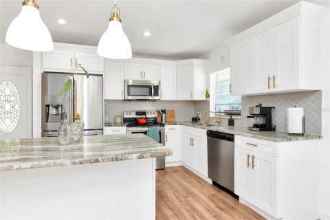 House in Tampa, Florida 3 bedrooms, 111.11 sq.m. № 1835506 - photo 9