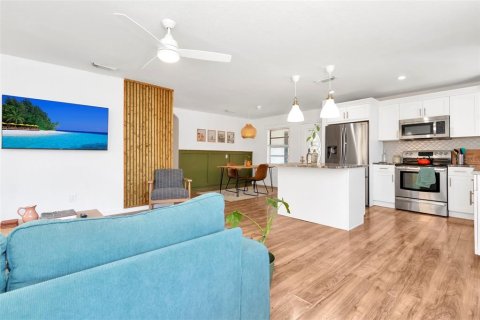 House in Tampa, Florida 3 bedrooms, 111.11 sq.m. № 1835506 - photo 8