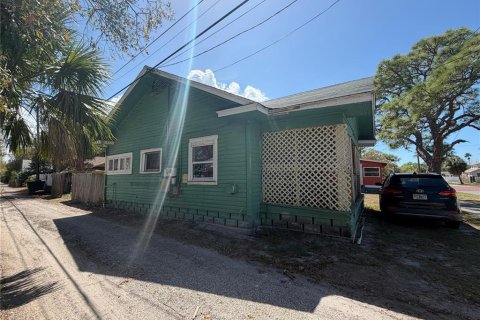 House in Saint Petersburg, Florida 5 bedrooms, 93.65 sq.m. № 2197384
