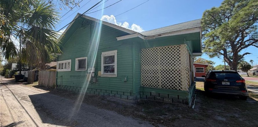 House in Saint Petersburg, Florida 5 bedrooms, 93.65 sq.m. № 2197384