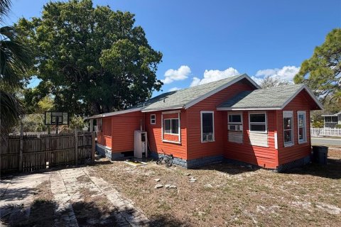 House in Saint Petersburg, Florida 5 bedrooms, 93.65 sq.m. № 2197384 - photo 2