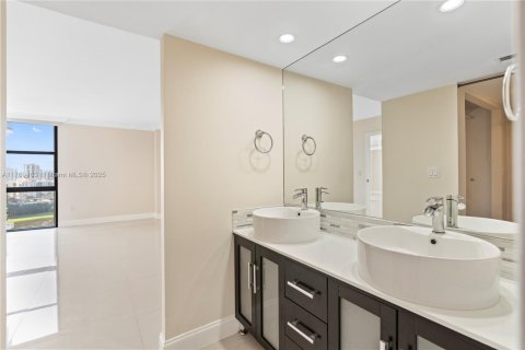 Condo in Aventura, Florida, 2 bedrooms  № 1868251 - photo 21