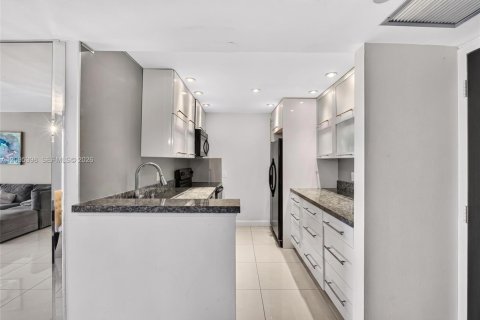 Copropriété à vendre à Aventura, Floride: 2 chambres, 105.72 m2 № 2387766 - photo 14