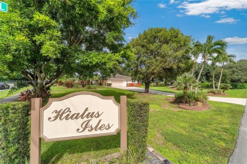 Villa ou maison à vendre à Davie, Floride: 4 chambres, 270.35 m2 № 1949143 - photo 1