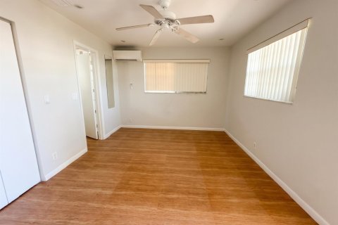 Apartment in Fort Lauderdale, Florida 3 rooms, 46.45 sq.m. № 2418133 - photo 2