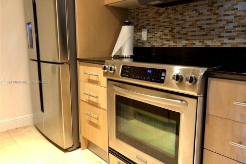 Condo in Bal Harbour, Florida, 2 bedrooms  № 969819 - photo 10