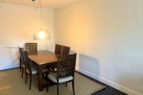 Condo in Bal Harbour, Florida, 2 bedrooms  № 969819 - photo 11