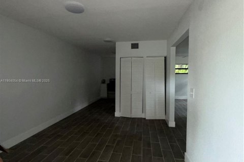 Casa en alquiler en Miami, Florida, 2 dormitorios, 65.03 m2 № 1964516 - foto 10