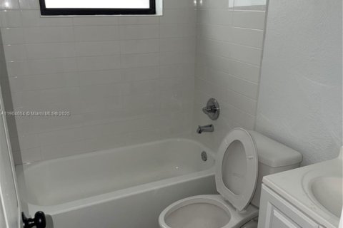Casa en alquiler en Miami, Florida, 2 dormitorios, 65.03 m2 № 1964516 - foto 14