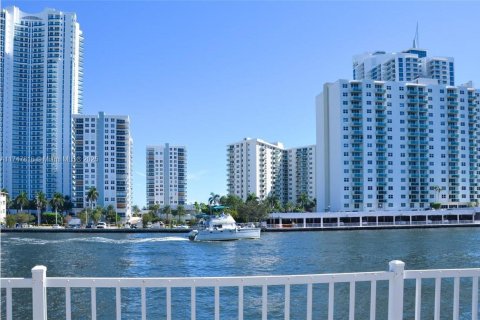 Condominio en venta en Hallandale Beach, Florida, 3 dormitorios, 132.85 m2 № 1937034 - foto 24