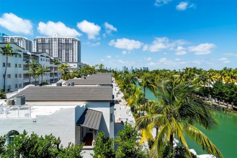 Снять в аренду кондоминиум в Майами-Бич, Флорида 3 спальни, 181.35м2, № 1957987 - фото 2