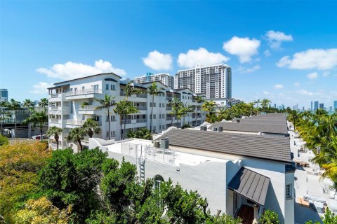 Снять в аренду кондоминиум в Майами-Бич, Флорида 3 спальни, 181.35м2, № 1957987 - фото 1