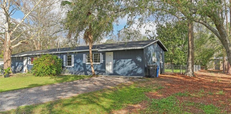 Commercial property in Tampa, Florida 6 bedrooms, 140.47 sq.m. № 2216341