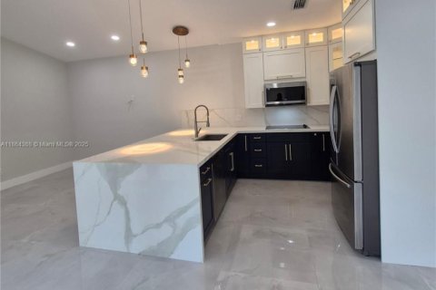 Casa en venta en Pembroke Pines, Florida, 3 dormitorios № 1897409 - foto 2