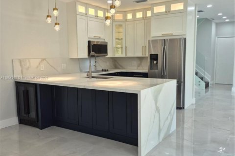 Casa en venta en Pembroke Pines, Florida, 3 dormitorios № 1897409 - foto 3