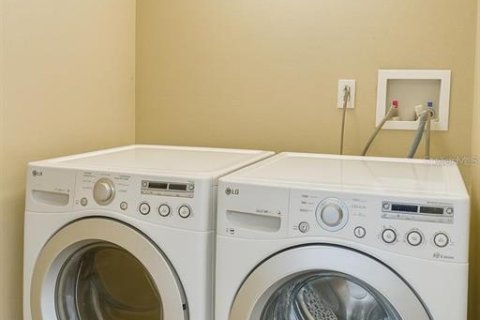 Condo in Orlando, Florida, 2 bedrooms  № 2112253 - photo 16