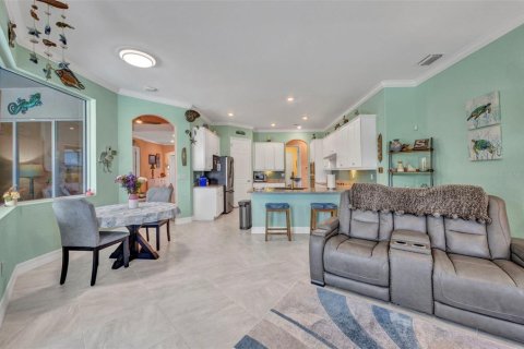 House in Port Charlotte, Florida 5 bedrooms, 277.78 sq.m. № 1882806 - photo 24