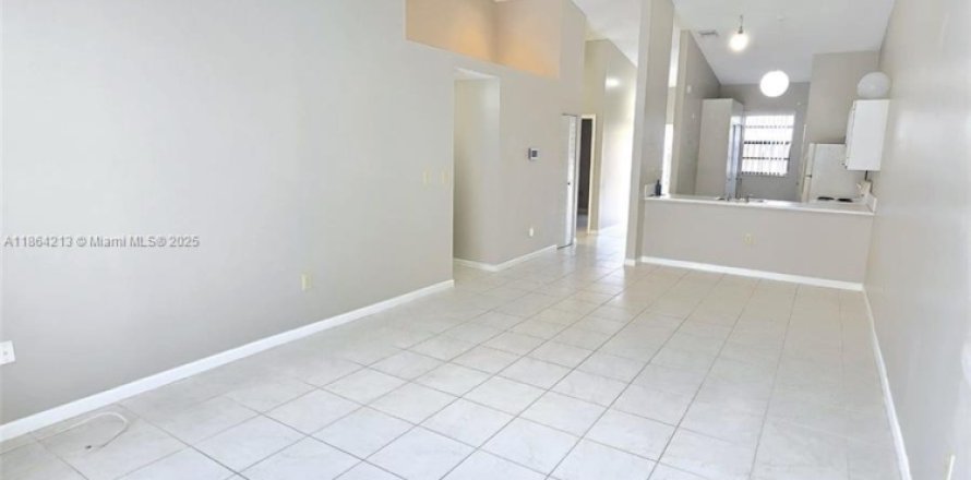 Townhouse in Hialeah, Florida 2 bedrooms, 101.17 sq.m. № 1893052
