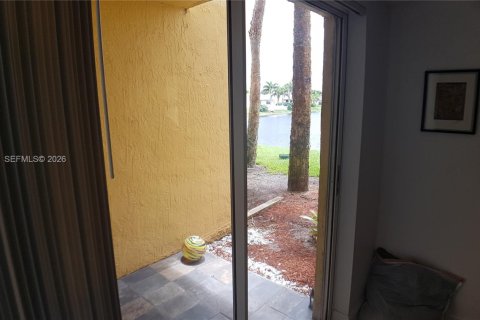 Copropriété à vendre à Tamarac, Floride: 2 chambres, 91.42 m2 № 2010486 - photo 2