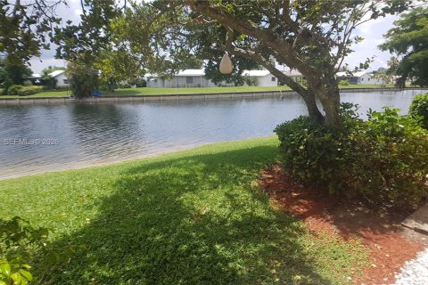 Copropriété à vendre à Tamarac, Floride: 2 chambres, 91.42 m2 № 2010486 - photo 17