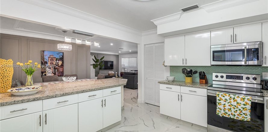 House in Hollywood, Florida 3 bedrooms № 1928366