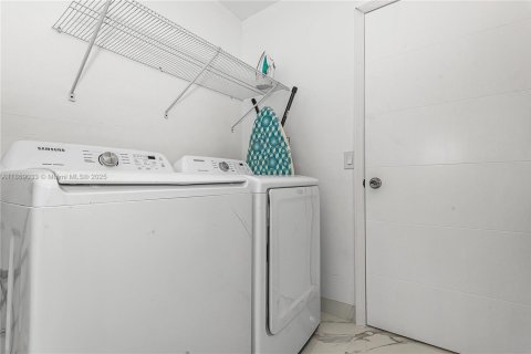 House in Hollywood, Florida 3 bedrooms № 1928366 - photo 8