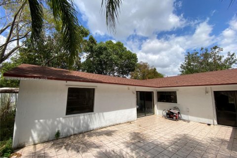 House in Miami, Florida 3 bedrooms, 167.78 sq.m. № 1857404 - photo 6