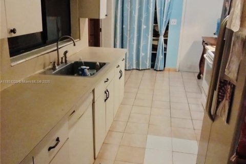 House in Miami, Florida 3 bedrooms, 167.78 sq.m. № 1857404 - photo 19