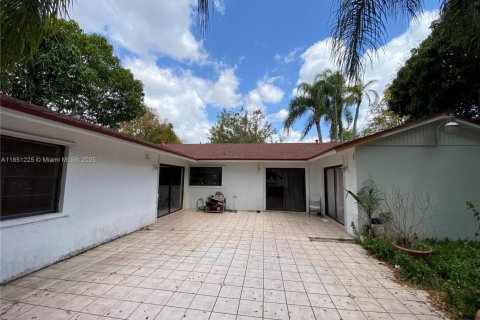 House in Miami, Florida 3 bedrooms, 167.78 sq.m. № 1857404 - photo 8