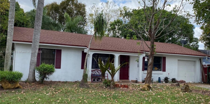 House in Miami, Florida 3 bedrooms, 167.78 sq.m. № 1857404