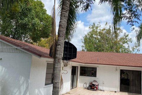 House in Miami, Florida 3 bedrooms, 167.78 sq.m. № 1857404 - photo 7