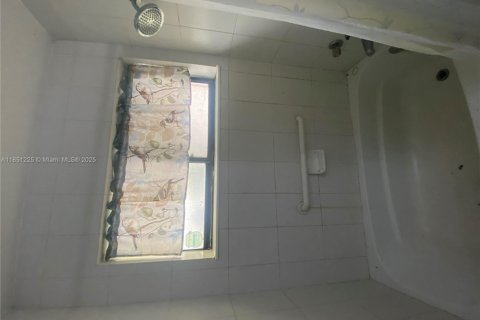 House in Miami, Florida 3 bedrooms, 167.78 sq.m. № 1857404 - photo 18