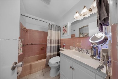 Condo in Hallandale Beach, Florida, 1 bedroom  № 1669303 - photo 12