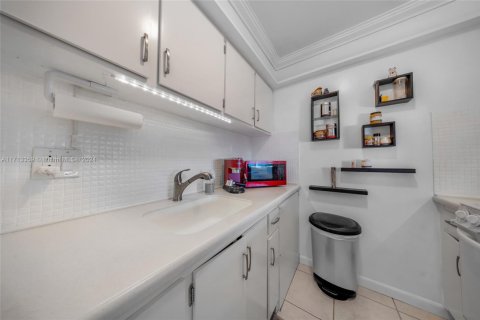 Condo in Hallandale Beach, Florida, 1 bedroom  № 1669303 - photo 11