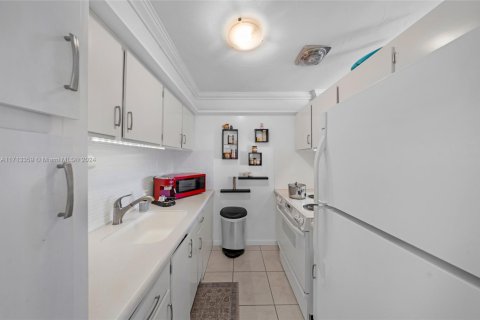 Condo in Hallandale Beach, Florida, 1 bedroom  № 1669303 - photo 9