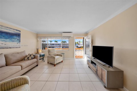 Condo in Hallandale Beach, Florida, 1 bedroom  № 1669303 - photo 2