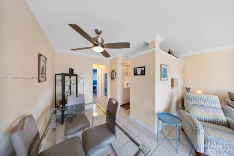 Condo in Hallandale Beach, Florida, 1 bedroom  № 1669303 - photo 6