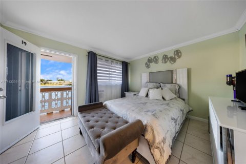 Condo in Hallandale Beach, Florida, 1 bedroom  № 1669303 - photo 13