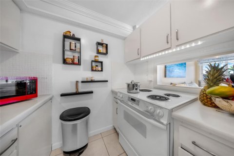Condo in Hallandale Beach, Florida, 1 bedroom  № 1669303 - photo 10