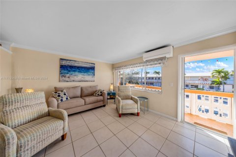 Condo in Hallandale Beach, Florida, 1 bedroom  № 1669303 - photo 1