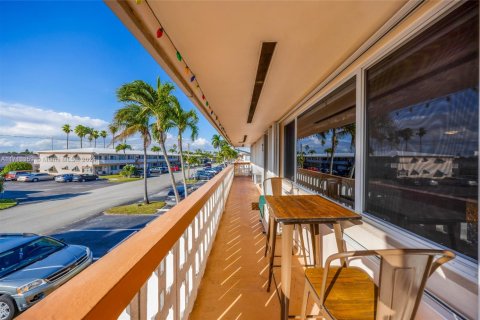 Condo in Hallandale Beach, Florida, 1 bedroom  № 1669303 - photo 22