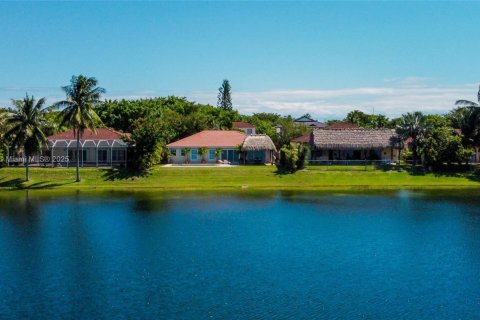 Casa en venta en Cutler Bay, Florida, 3 dormitorios № 1975858 - foto 2