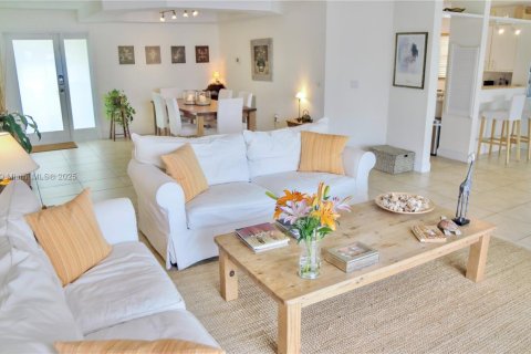 Casa en venta en Cutler Bay, Florida, 3 dormitorios № 1975858 - foto 8