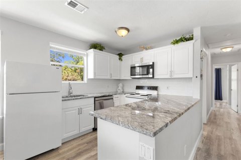 Villa ou maison à vendre à Weeki Wachee, Floride: 3 chambres, 84.73 m2 № 2234081 - photo 6